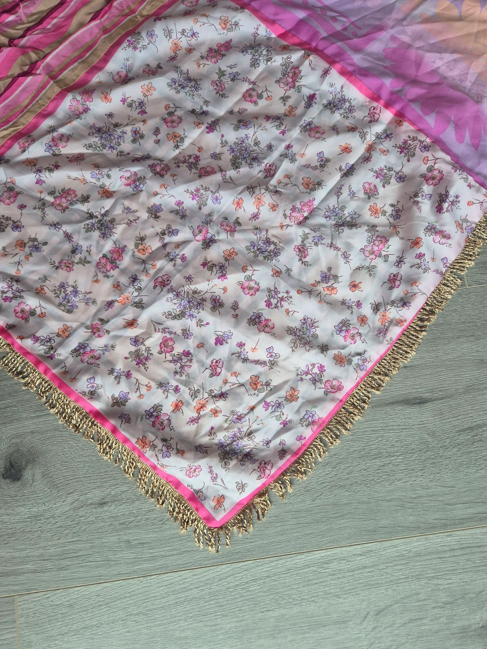 Grand foulard triangulaire avec imprimé losange et fleurs + franges – photo 7